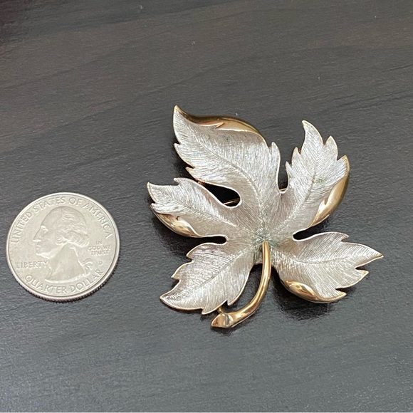 Vintage Unsigned 2-tone Brushed Silver & Gold-tone Maple Leaf Brooch - Picture 4 of 8